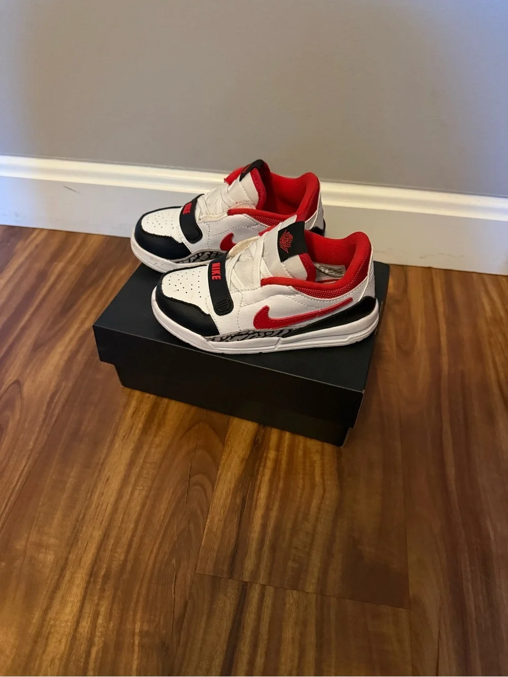 Nike Kids White Black Red Low-Top Sneakers